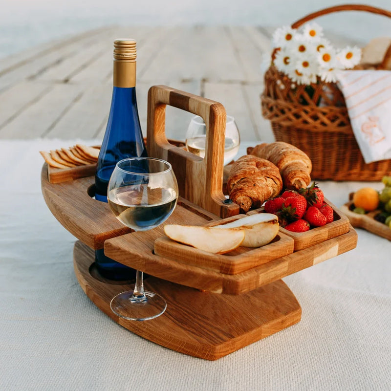 Houten draagbare picknickwijntafel met wijngleuven en ruime serveervakken voor snacks en wijn, ideaal voor buitengebruik.
