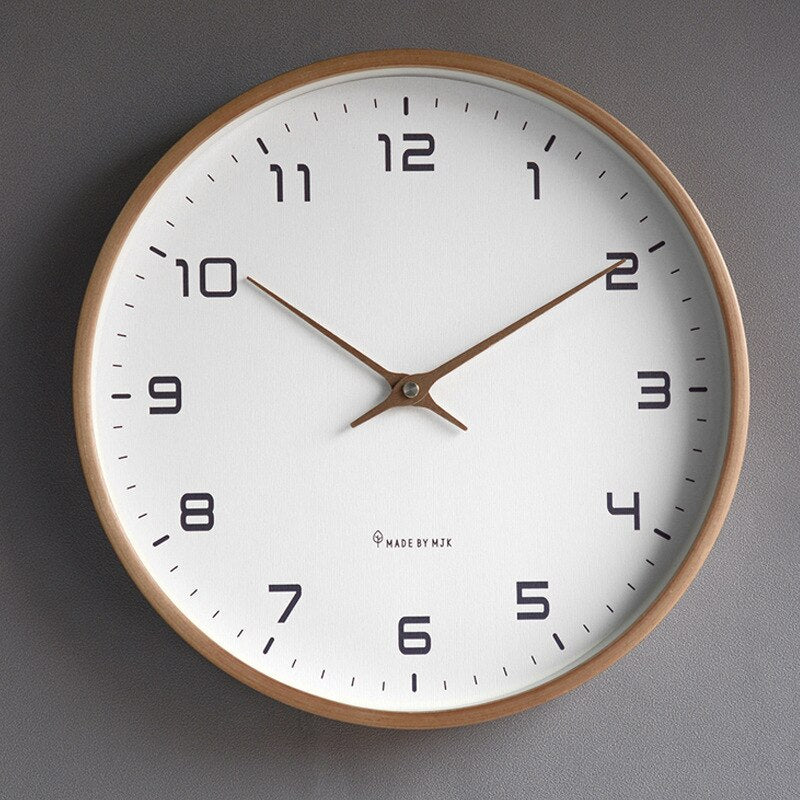 "Houten wandklok met Scandinavisch design, minimalistisch met natuurlijke houttinten, 30 cm diameter."