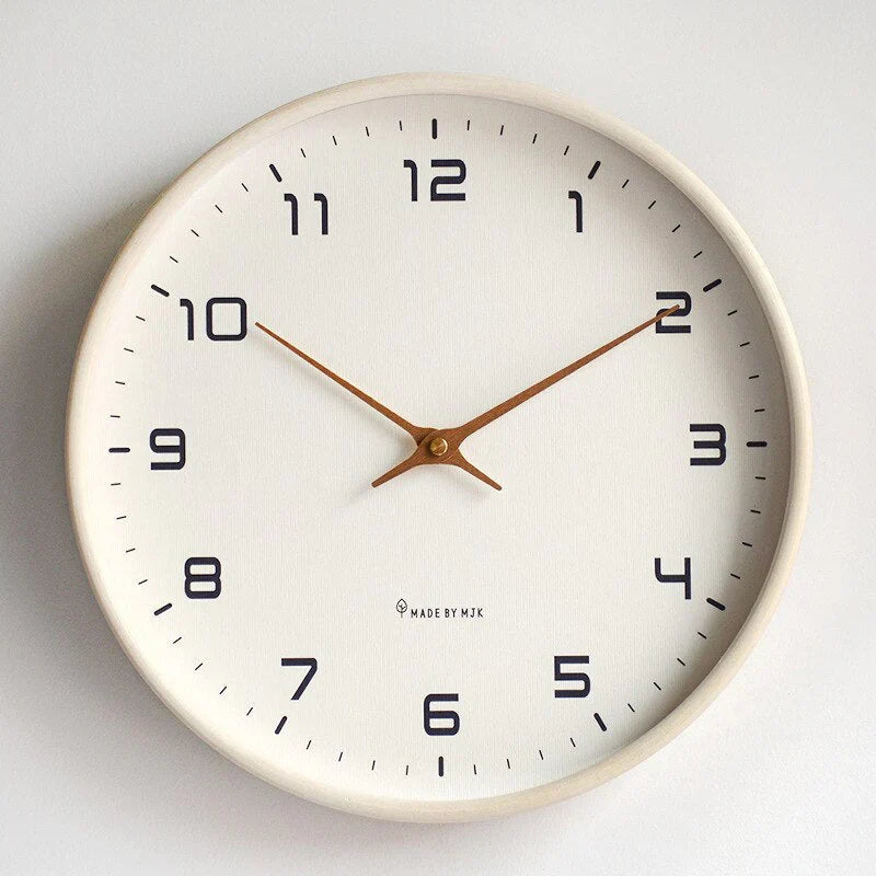 "Houten wandklok met Scandinavisch design, minimalistisch met natuurlijke houttinten, 30 cm diameter."