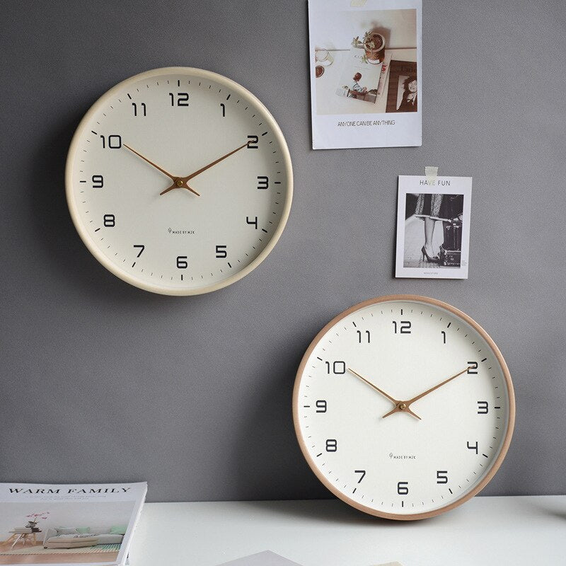 "Houten wandklok met Scandinavisch design, minimalistisch met natuurlijke houttinten, 30 cm diameter."