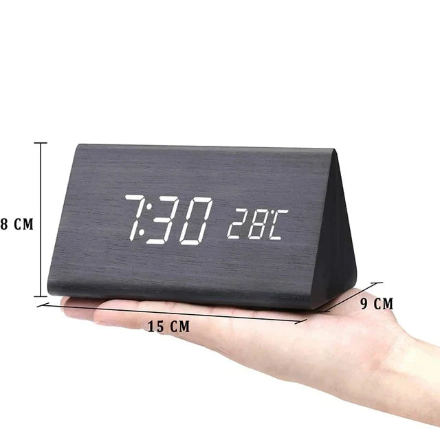 Houten wekker met LED-display, spraakbesturing en temperatuurweergave; elegant design voor elke moderne slaapkamer.