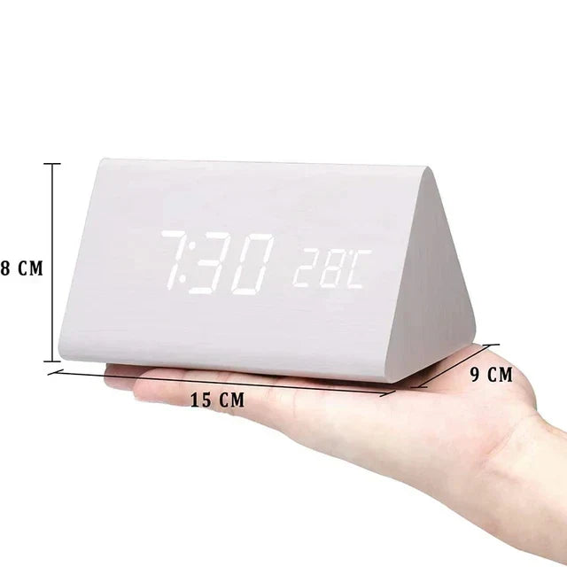Houten wekker met LED-display, spraakbesturing en temperatuurweergave; elegant design voor elke moderne slaapkamer.
