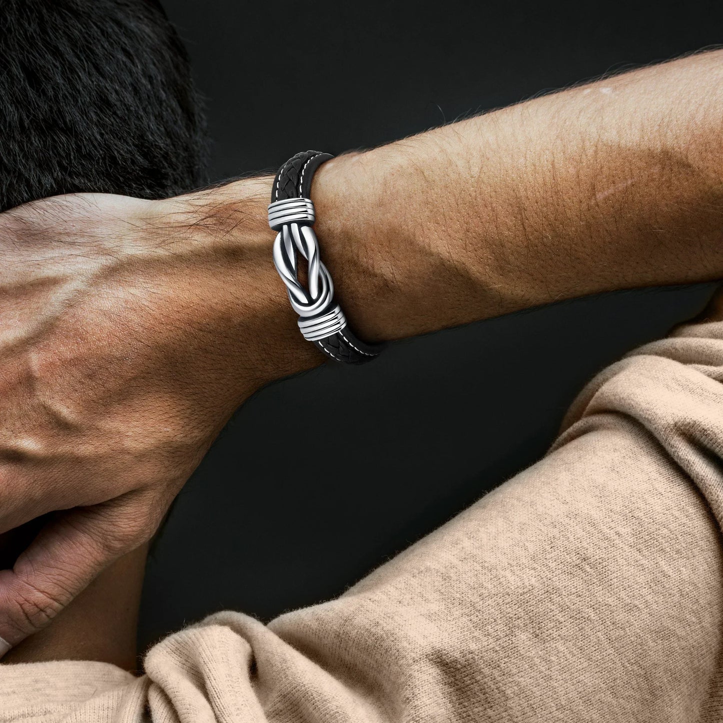 Infinity leren armband met gravure 'Love you Forever', zwart leer, roestvrij staal, cadeau voor kleinzoon, stijlvol design.