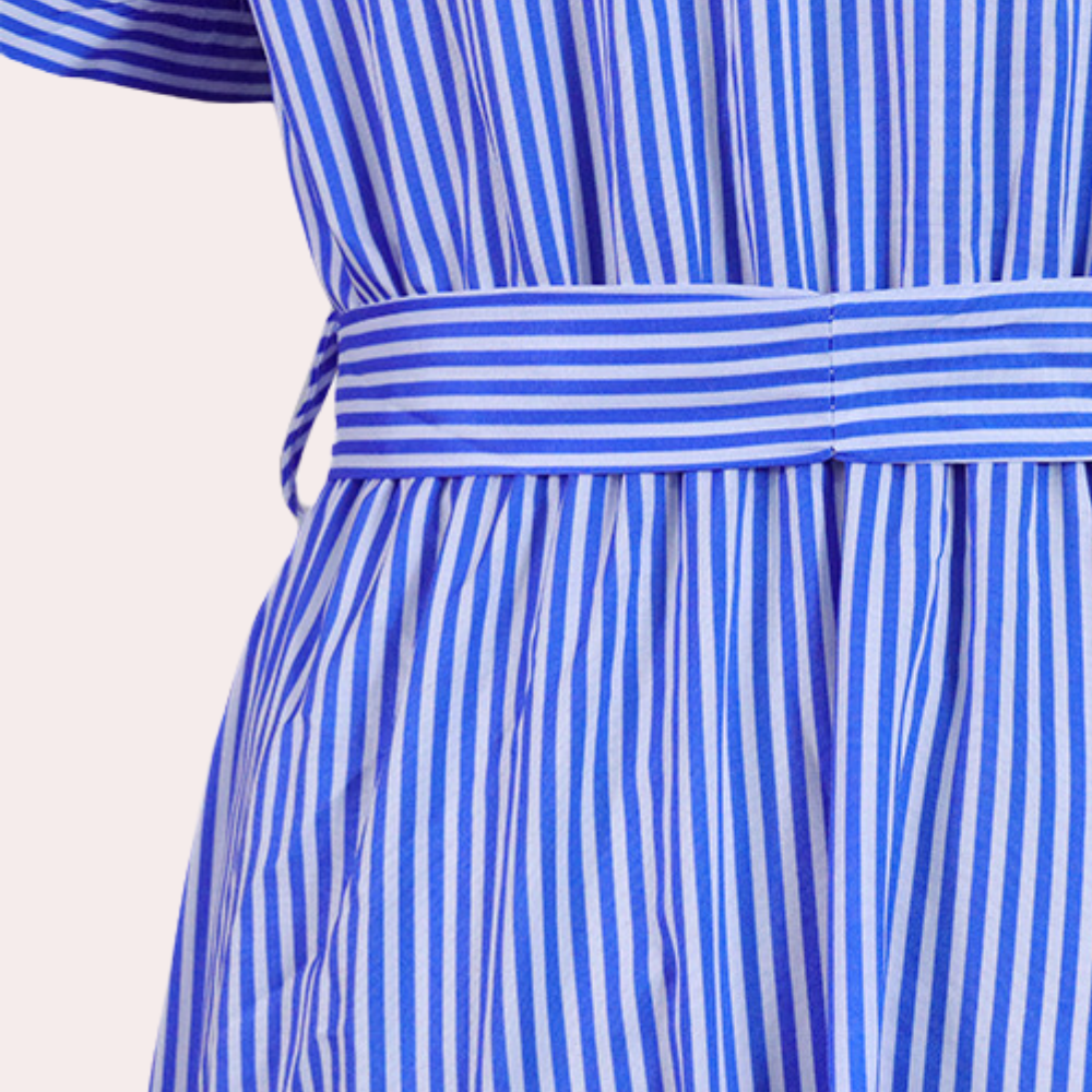 "Irina gestreepte maxi-jurk voor dames, met ceintuur, blauw en groen, zomerse uitstraling, elegant en comfortabel."