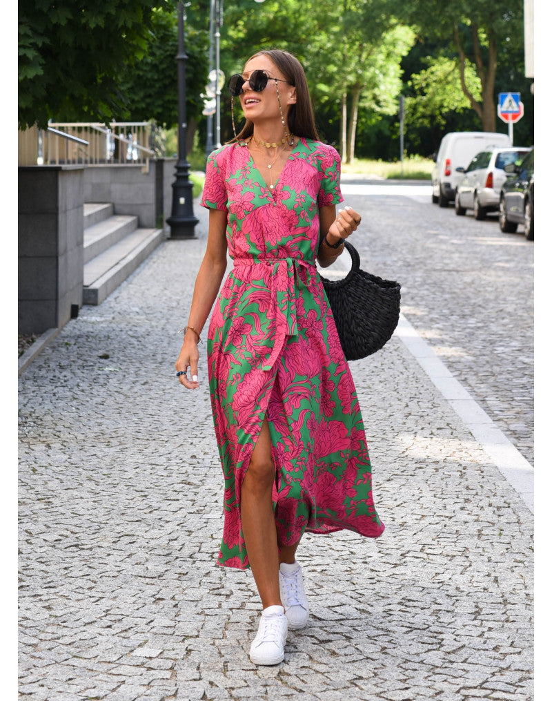 "Jade maxi jurk met levendige bloemenprint, V-hals en hoge split; ideale zomerse damesjurk voor strand of feest."