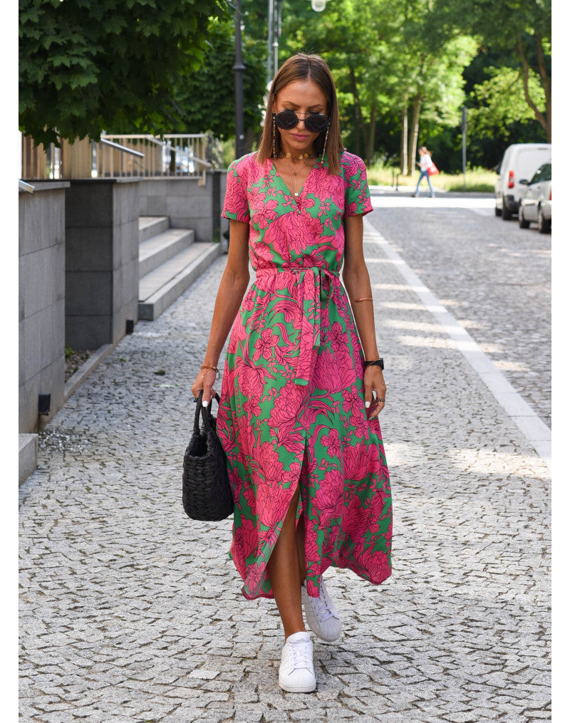 "Jade maxi jurk met levendige bloemenprint, V-hals en hoge split; ideale zomerse damesjurk voor strand of feest."