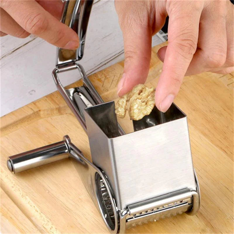 "Kaasrasp roestvrij staal met verwisselbare trommels, handmatig ontwerp voor veelzijdig gebruik in de keuken."