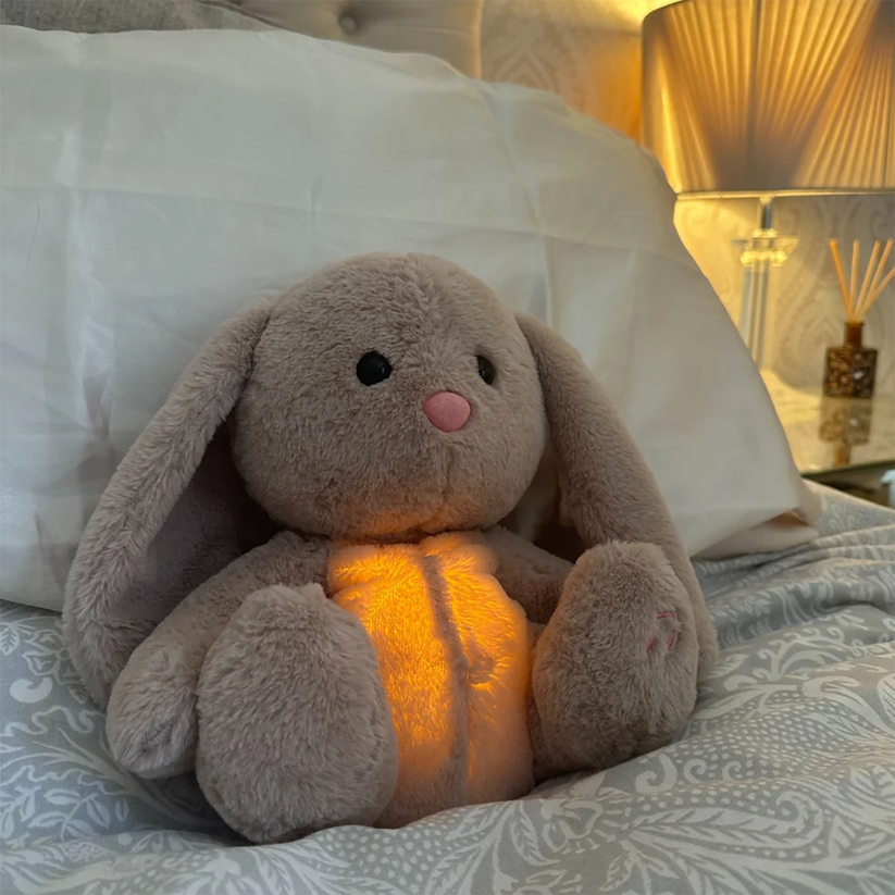 "Kalmerende knuffel met ademhaling, zacht pluche en sfeervol licht voor stressverlichting en ontspanning."