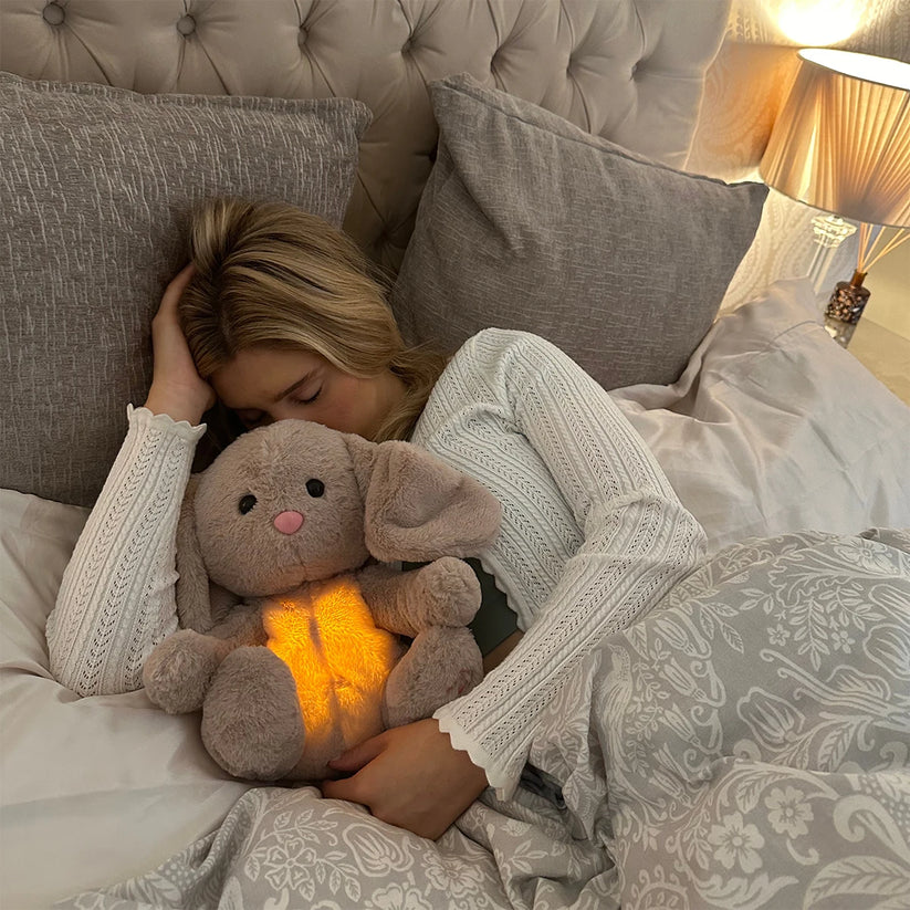 "Kalmerende knuffel met ademhaling, zacht pluche en sfeervol licht voor stressverlichting en ontspanning."