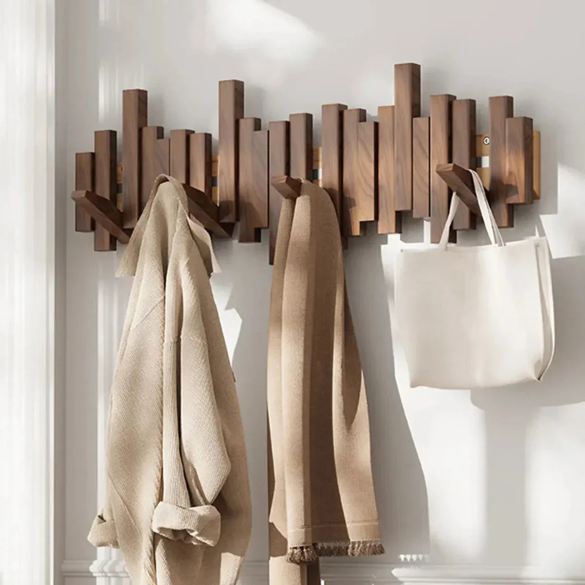 Kapstok Piano van walnoot en beukenhout, stijlvolle houder voor jassen en accessoires in een elegant interieurontwerp.