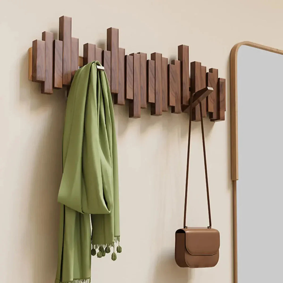 Kapstok Piano van walnoot en beukenhout, stijlvolle houder voor jassen en accessoires in een elegant interieurontwerp.