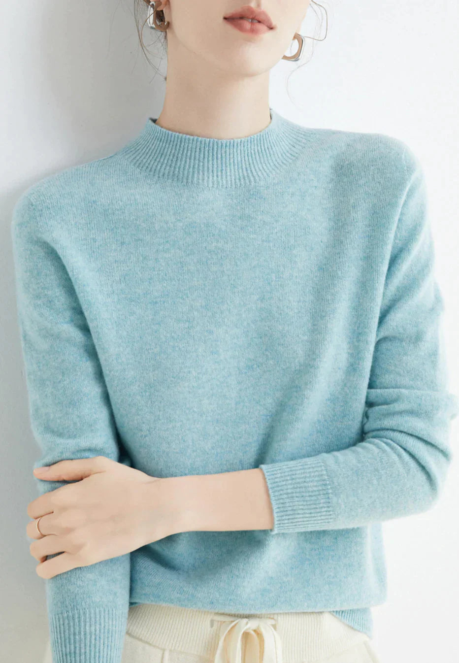 "Kasjmier trui Cindie, warmte en elegantie, zachte stof, diverse kleuren, klassieke damesstijl, ideaal voor elk seizoen."