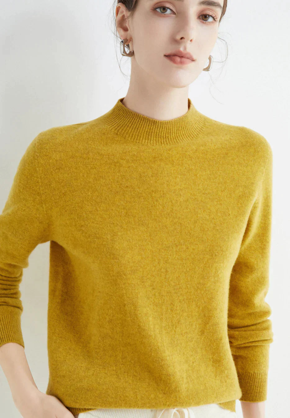 "Kasjmier trui Cindie, warmte en elegantie, zachte stof, diverse kleuren, klassieke damesstijl, ideaal voor elk seizoen."