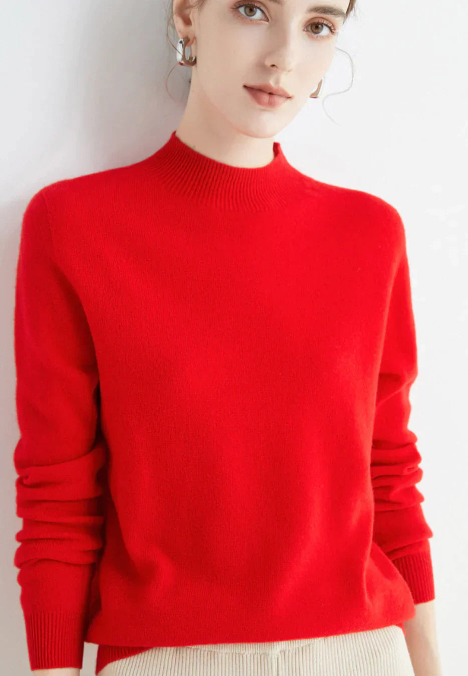 "Kasjmier trui Cindie, warmte en elegantie, zachte stof, diverse kleuren, klassieke damesstijl, ideaal voor elk seizoen."