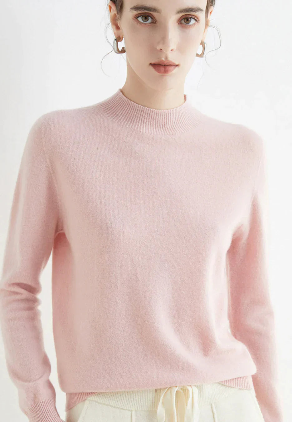 "Kasjmier trui Cindie, warmte en elegantie, zachte stof, diverse kleuren, klassieke damesstijl, ideaal voor elk seizoen."