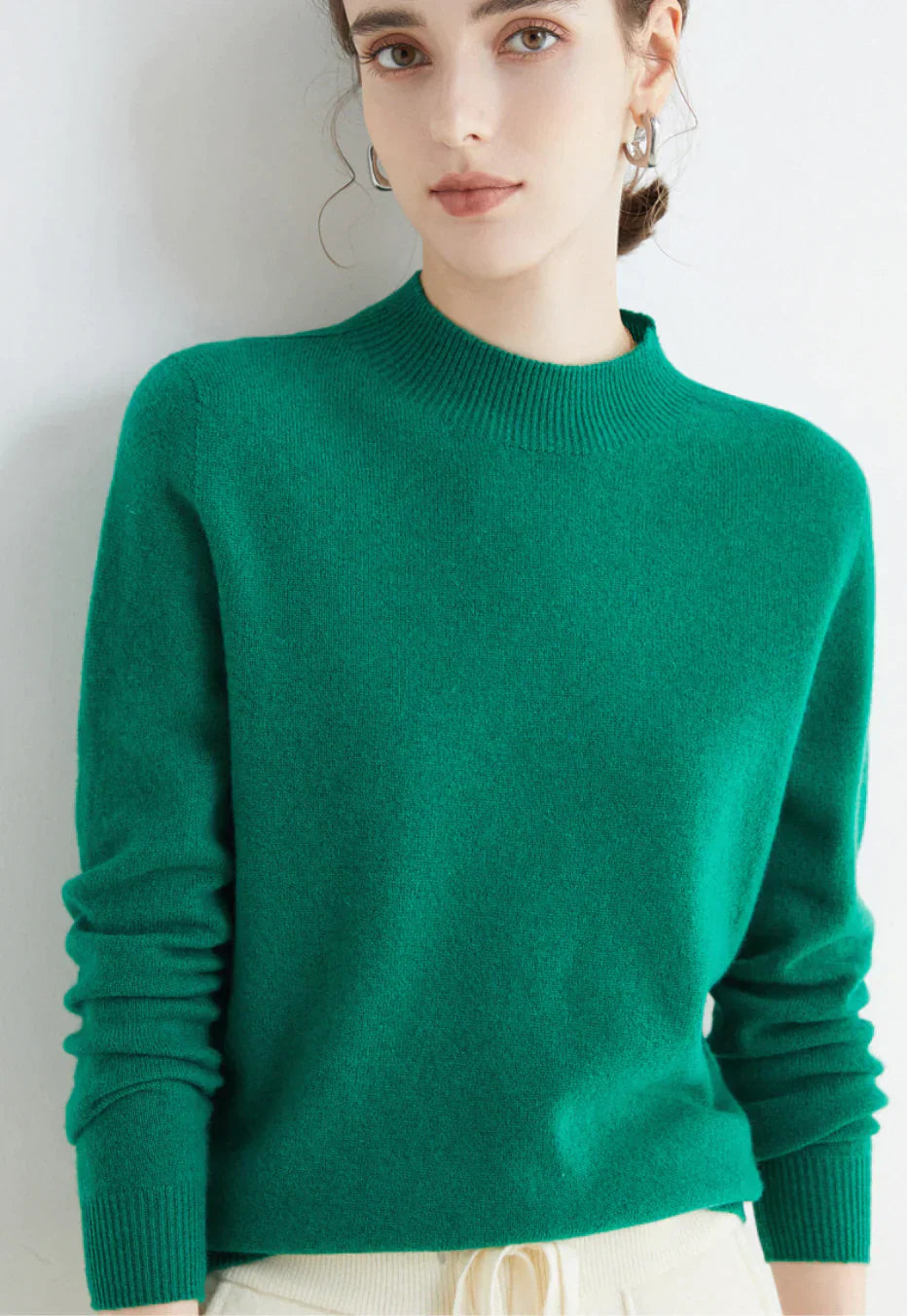 "Kasjmier trui Cindie, warmte en elegantie, zachte stof, diverse kleuren, klassieke damesstijl, ideaal voor elk seizoen."