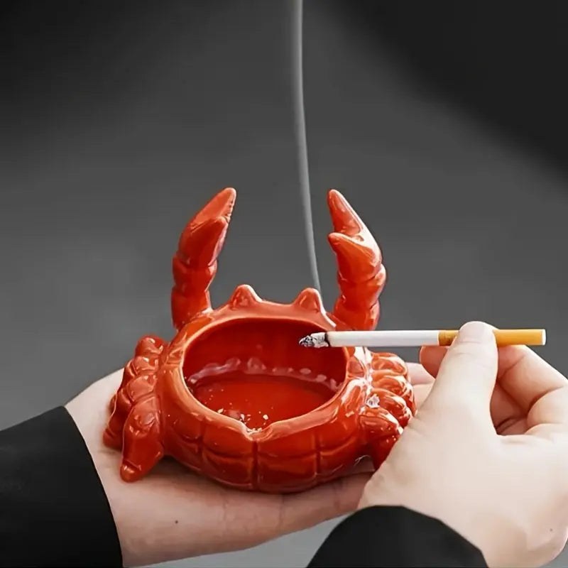 "Keramische krab asbak, uniek en decoratief ontwerp. Gedetailleerd, creatief accessoire voor huis of kantoor."