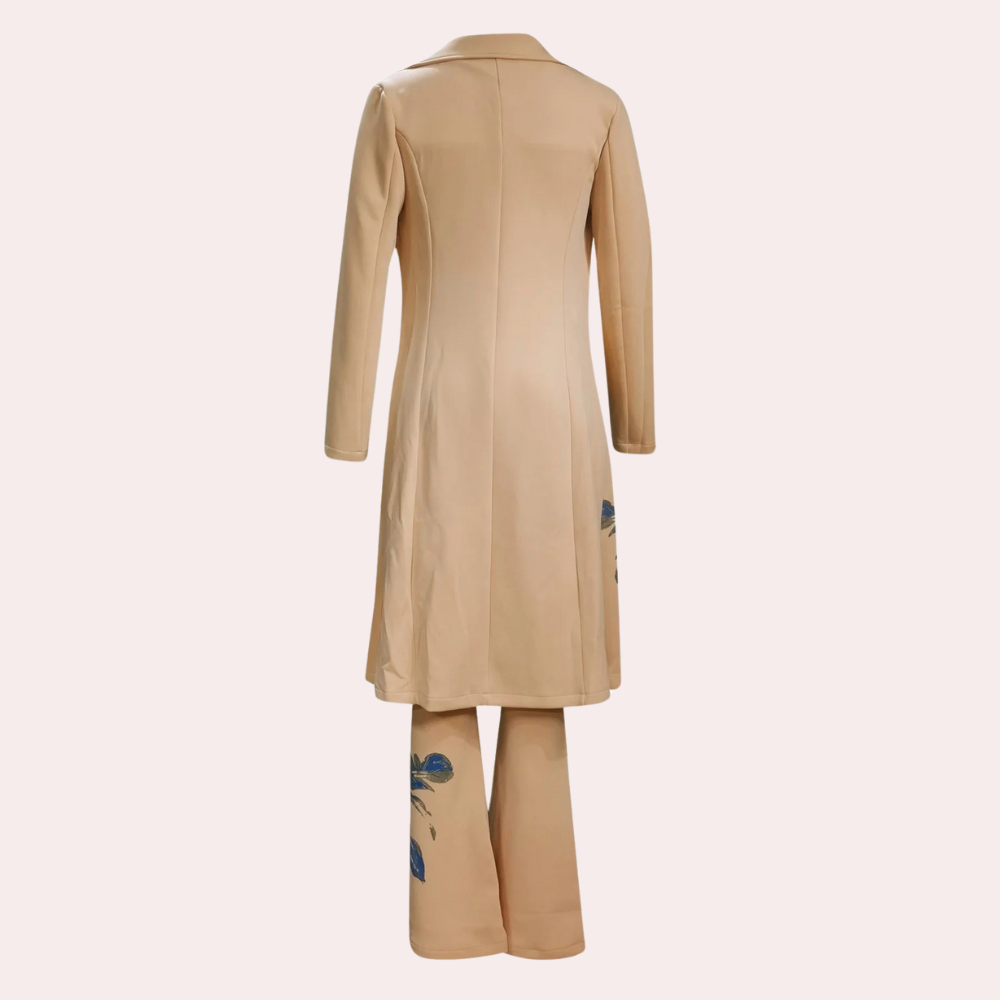 "Khaki driedelige dames set met broek, top en jas, elegant voor formeel en casual gebruik."