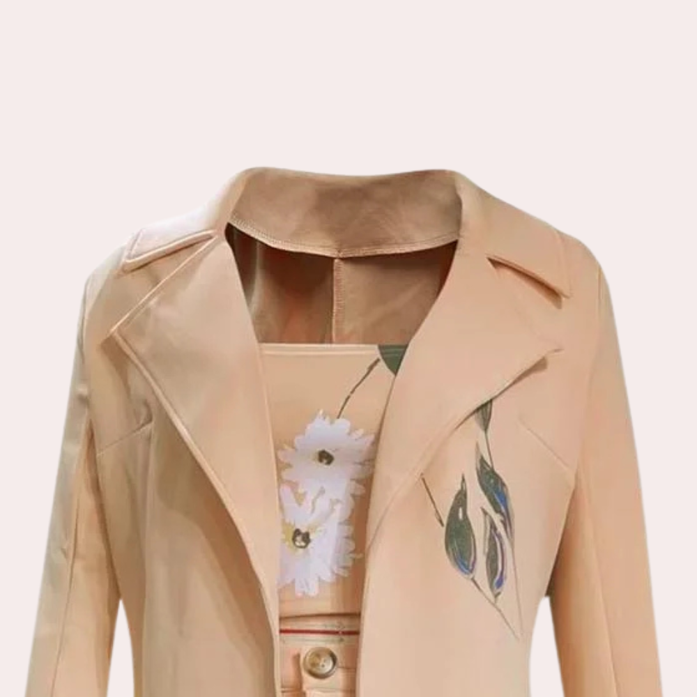 "Khaki driedelige dames set met broek, top en jas, elegant voor formeel en casual gebruik."