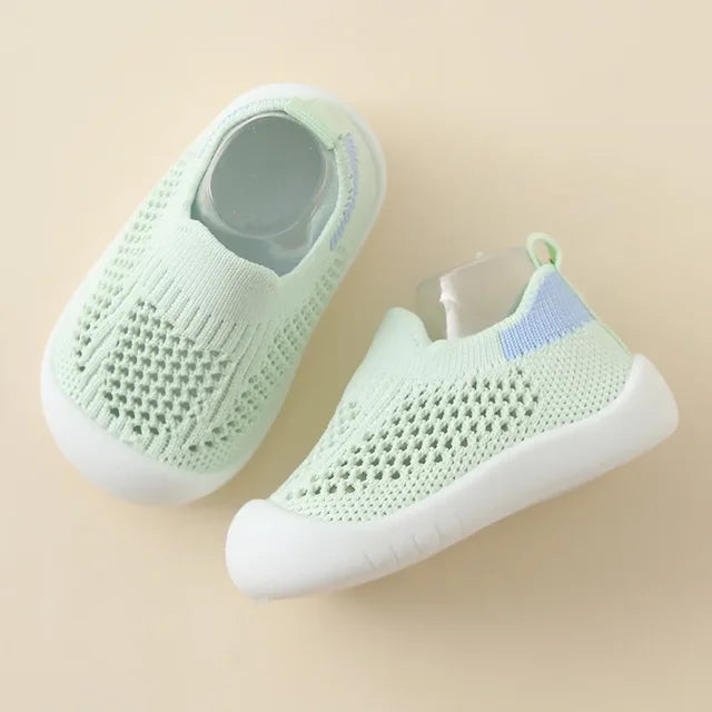 "Kindersneakers met antislipzool in zachte pastelkleuren, ideaal voor actieve en modieuze avonturiers."