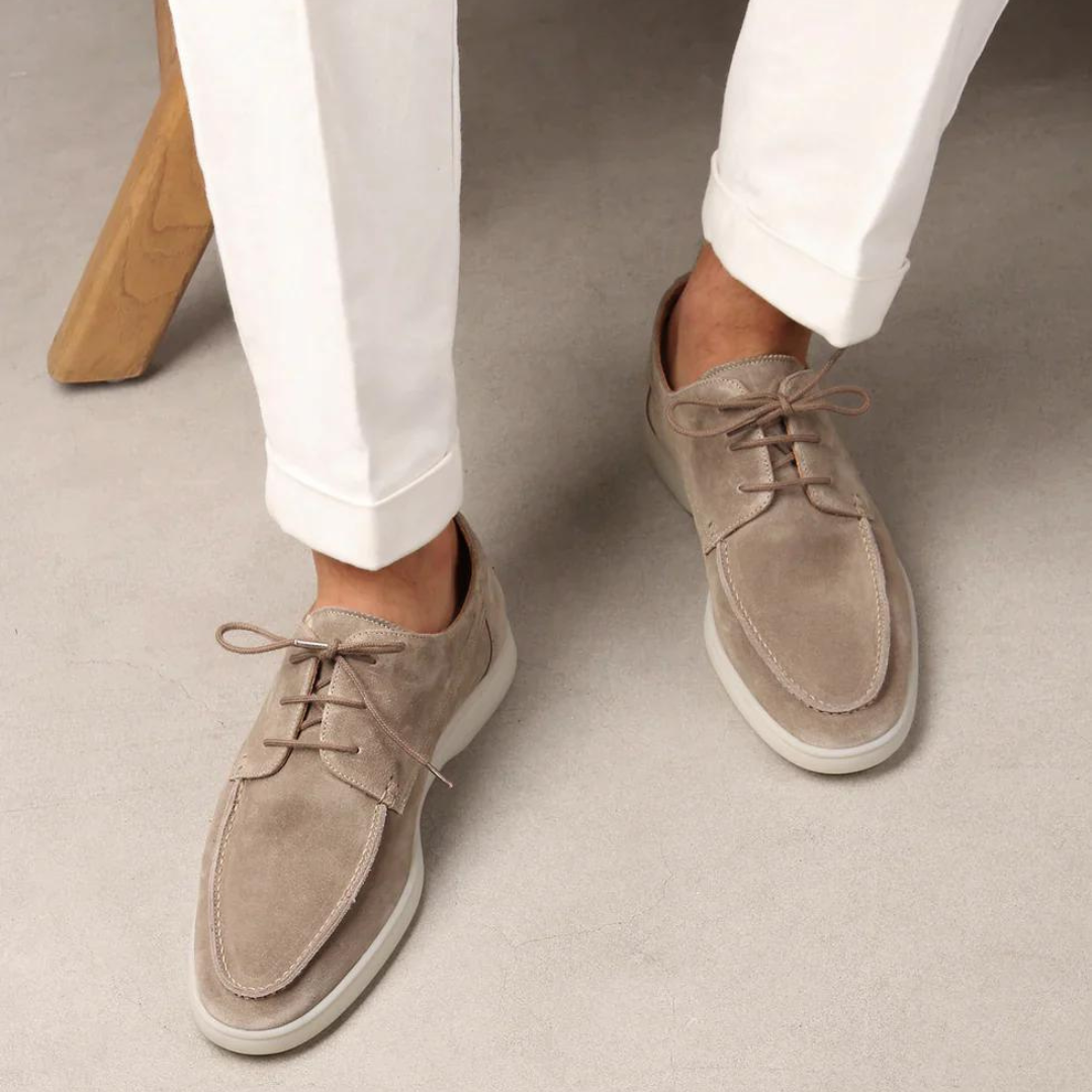 "Klassieke herenschoenen loafers met elegante lijnen en strakke vormgeving, vooraanzicht"