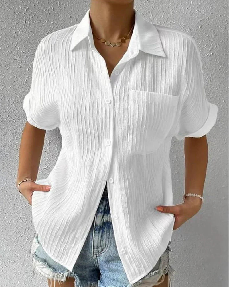 Klassieke korte mouw blouse voor dames, tijdloos design in blauw, roze of wit, button-down, perfecte pasvorm.