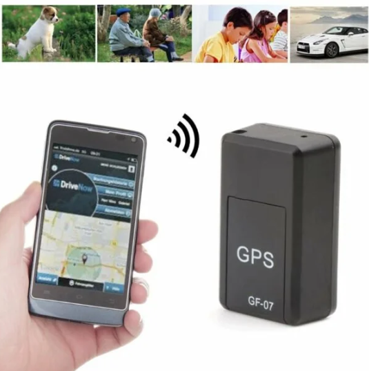 Kleine, zwarte universele GPS tracker met compact design voor beveiliging en wereldwijde dekking van persoonlijke bezittingen