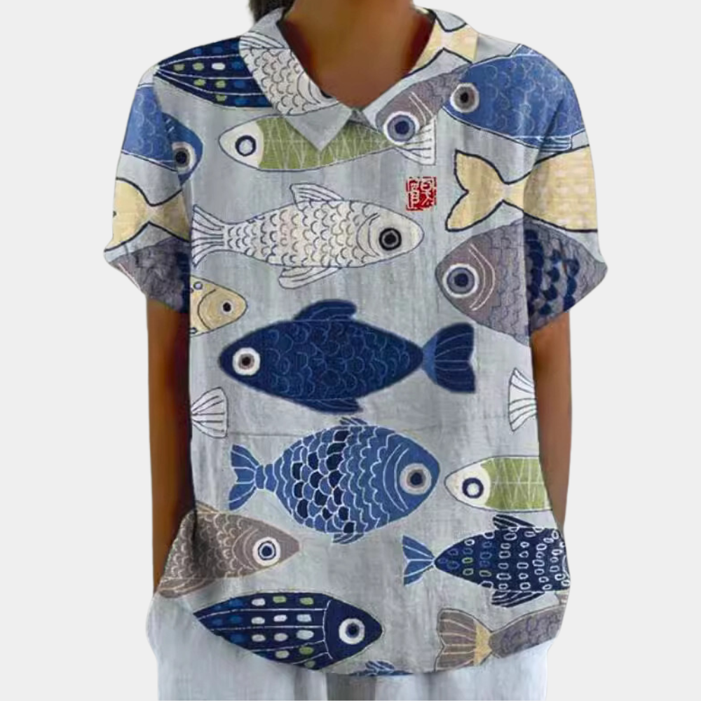 Kleurrijke damesblouse met bloemenpatroon, korte mouwen en ronde kraag, ideaal voor casual zomeroutfits.