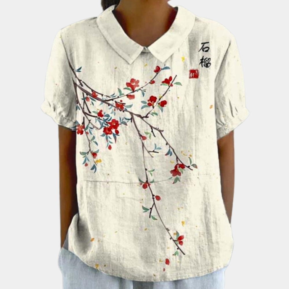 Kleurrijke damesblouse met bloemenpatroon, korte mouwen en ronde kraag, ideaal voor casual zomeroutfits.