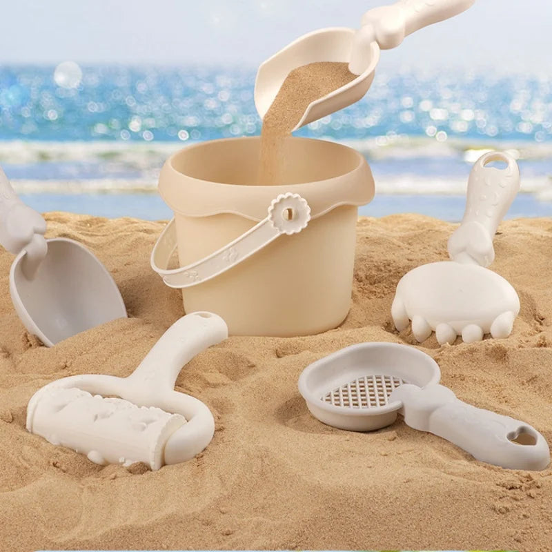 "Kleurrijke kinderset met zandvormen en emmer voor creatief spel op het strand. Duurzaam, compact, stimuleert fantasie."