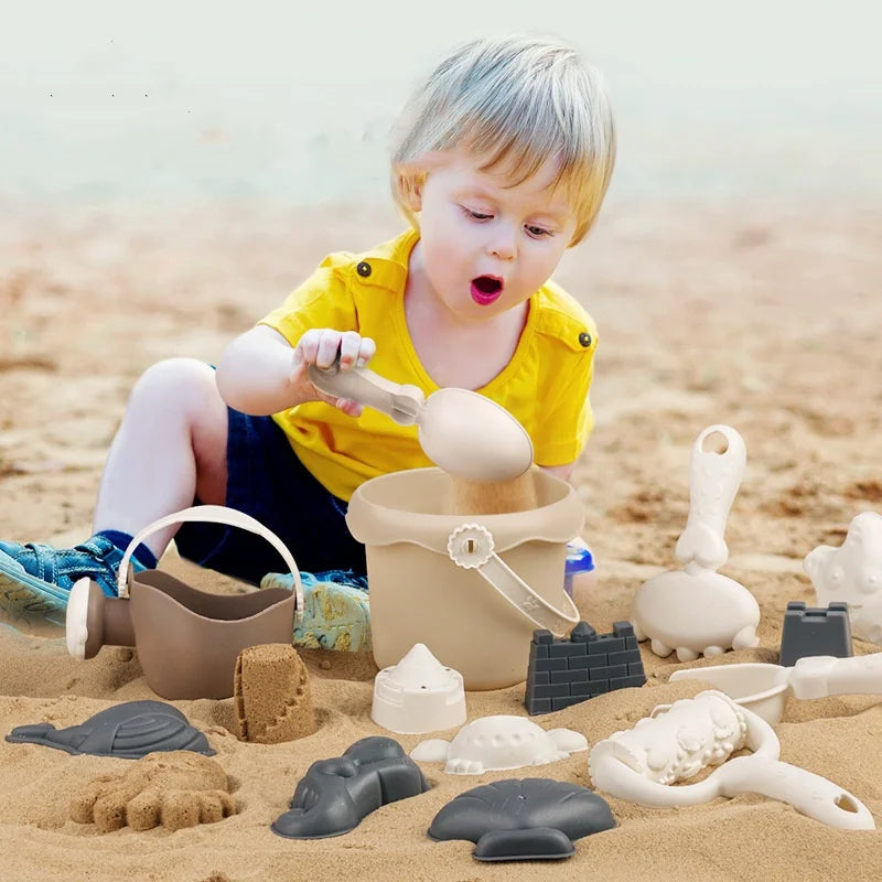 "Kleurrijke kinderset met zandvormen en emmer voor creatief spel op het strand. Duurzaam, compact, stimuleert fantasie."