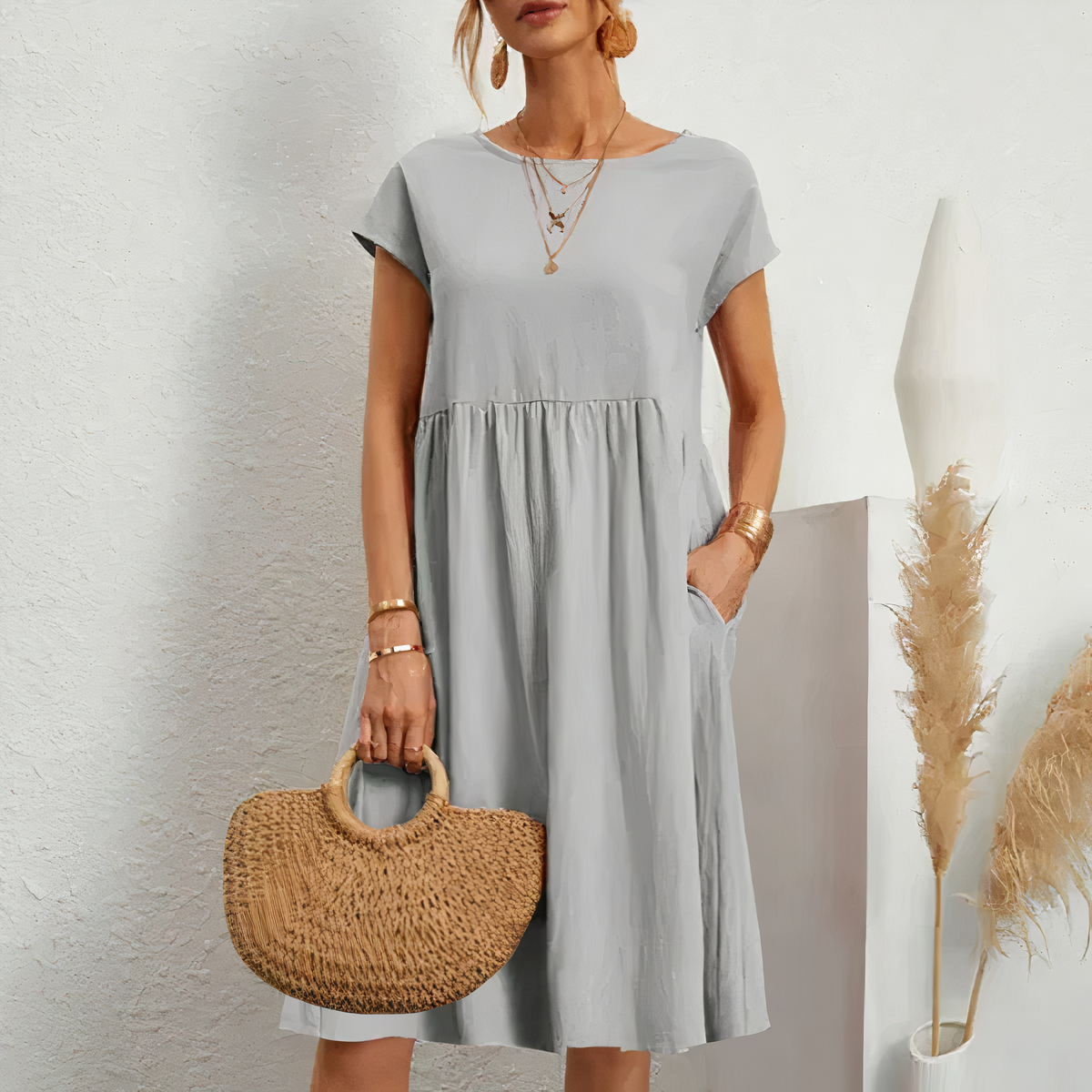 "Knielange zomerjurk dames in katoen met zakken, elegante en comfortabele pasvorm voor casual en feestelijke momenten."