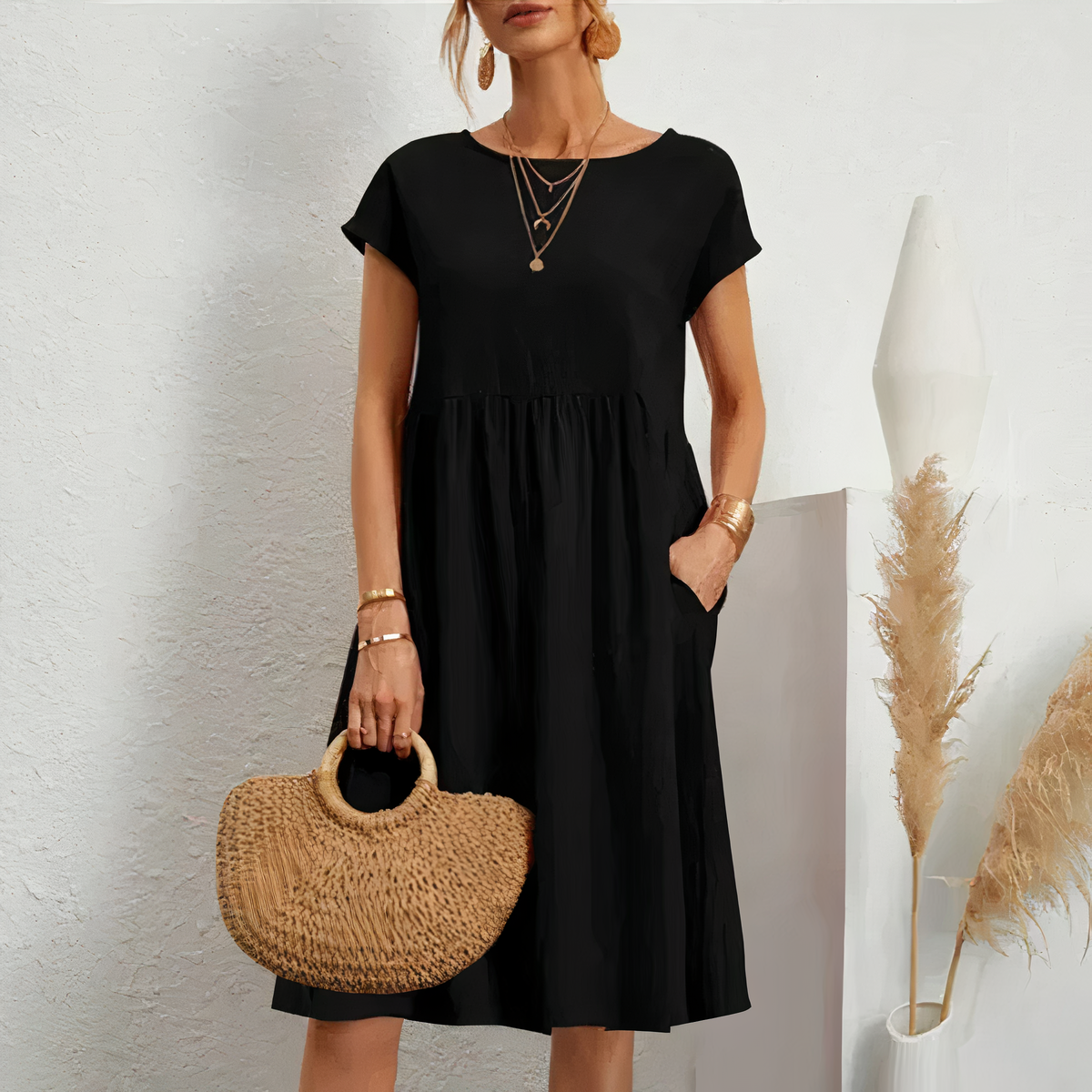 "Knielange zomerjurk dames in katoen met zakken, elegante en comfortabele pasvorm voor casual en feestelijke momenten."