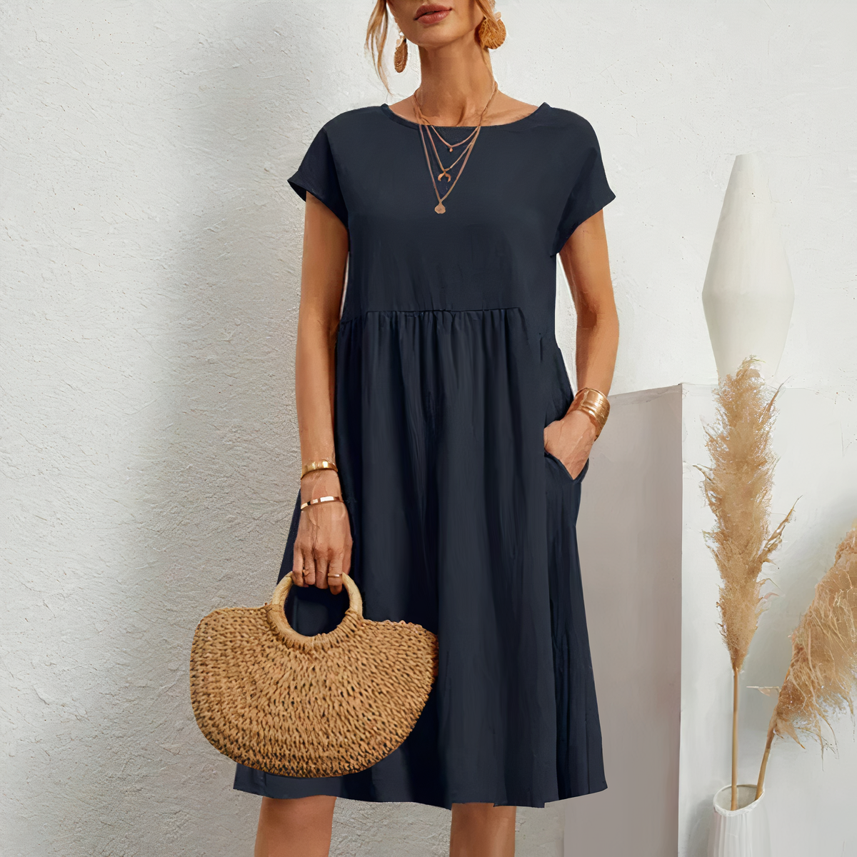 "Knielange zomerjurk dames in katoen met zakken, elegante en comfortabele pasvorm voor casual en feestelijke momenten."