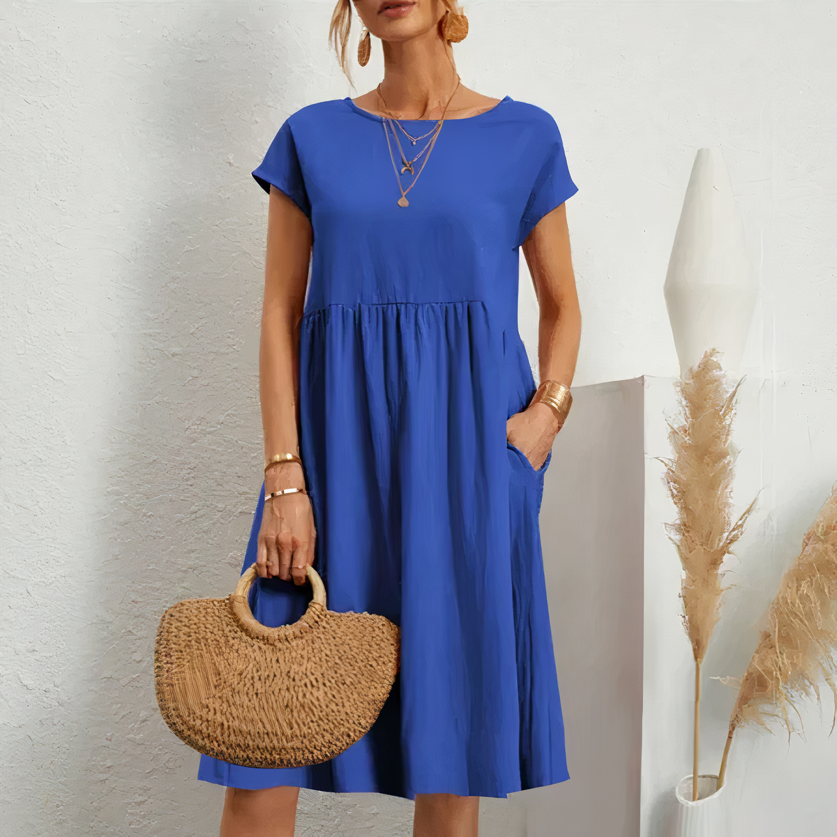 "Knielange zomerjurk dames in katoen met zakken, elegante en comfortabele pasvorm voor casual en feestelijke momenten."