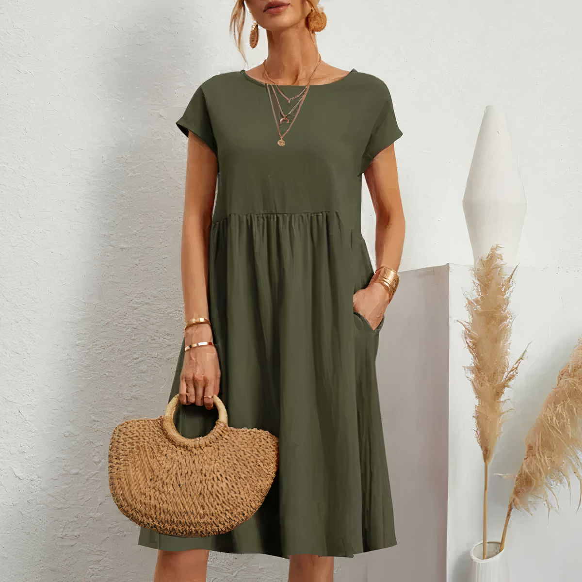 "Knielange zomerjurk dames in katoen met zakken, elegante en comfortabele pasvorm voor casual en feestelijke momenten."