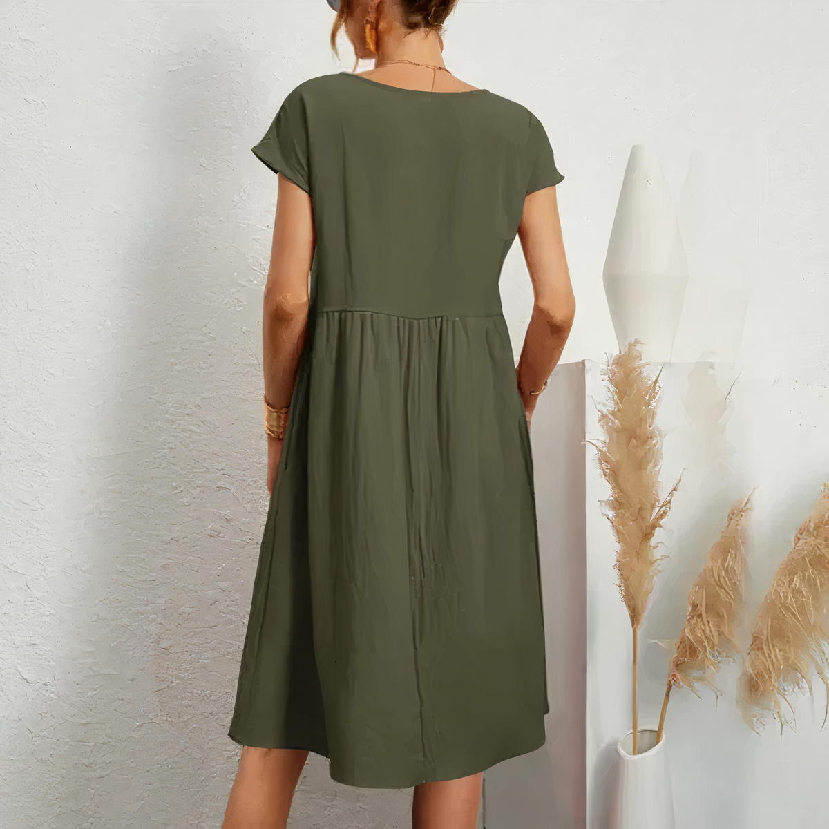 "Knielange zomerjurk dames in katoen met zakken, elegante en comfortabele pasvorm voor casual en feestelijke momenten."