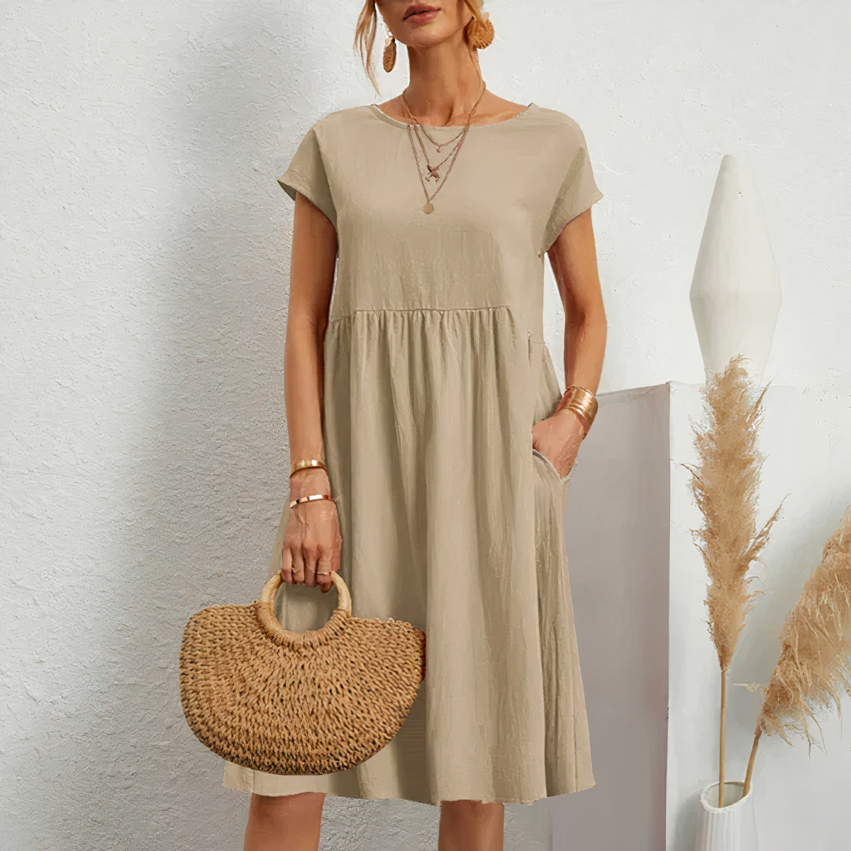 "Knielange zomerjurk dames in katoen met zakken, elegante en comfortabele pasvorm voor casual en feestelijke momenten."