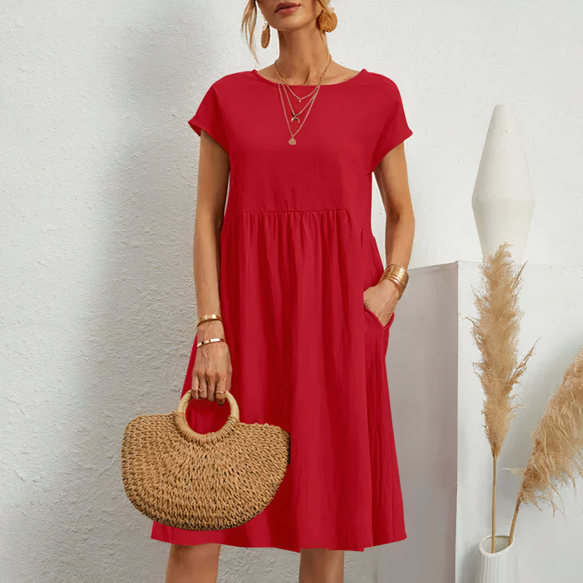 "Knielange zomerjurk dames in katoen met zakken, elegante en comfortabele pasvorm voor casual en feestelijke momenten."