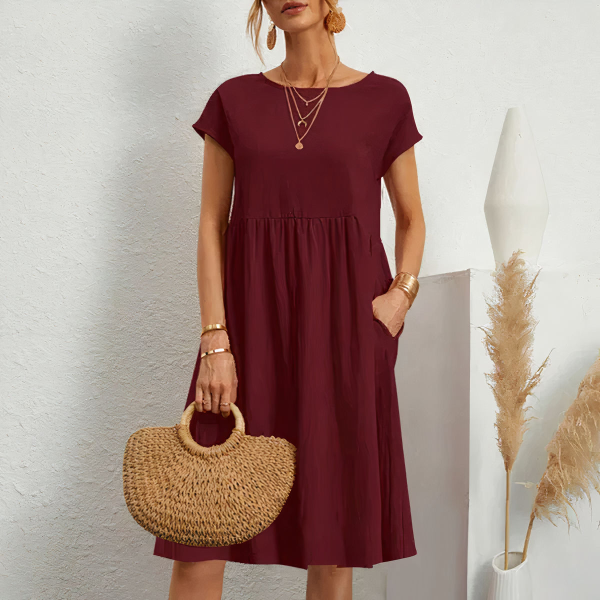 "Knielange zomerjurk dames in katoen met zakken, elegante en comfortabele pasvorm voor casual en feestelijke momenten."