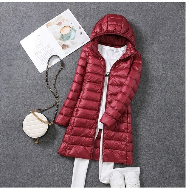 "Lange dames donsjas met afneembare capuchon, ideaal voor koude seizoenen, biedt warmte met chic ontwerp en praktische detail