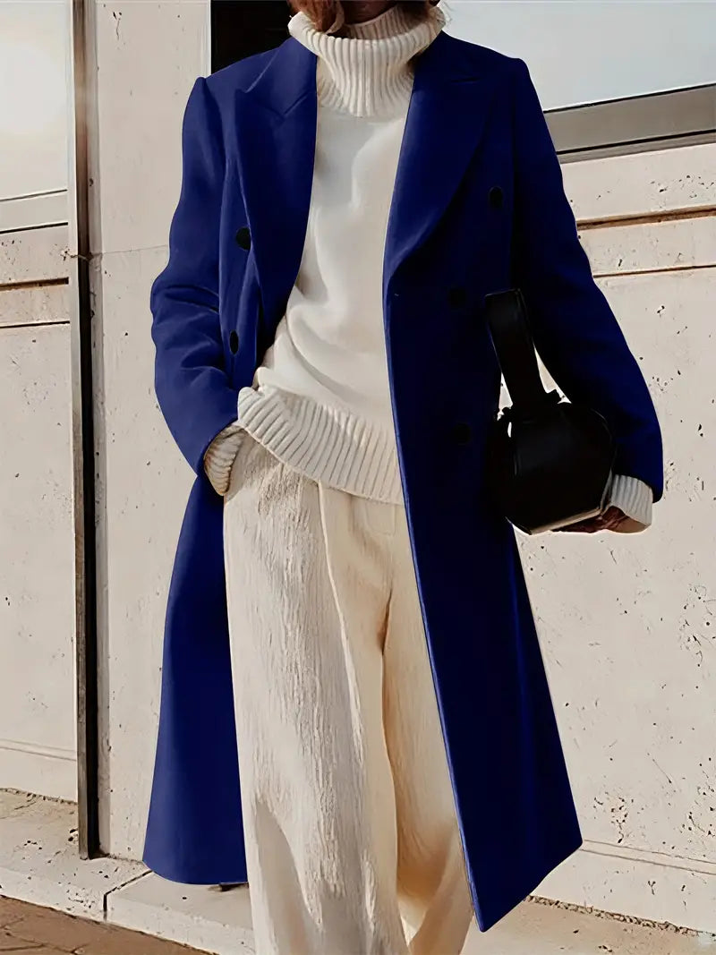 "Lange dames trenchcoat in zacht kasjmier, elegante snit, tijdloze en luxe uitstraling, perfect voor elke gelegenheid."