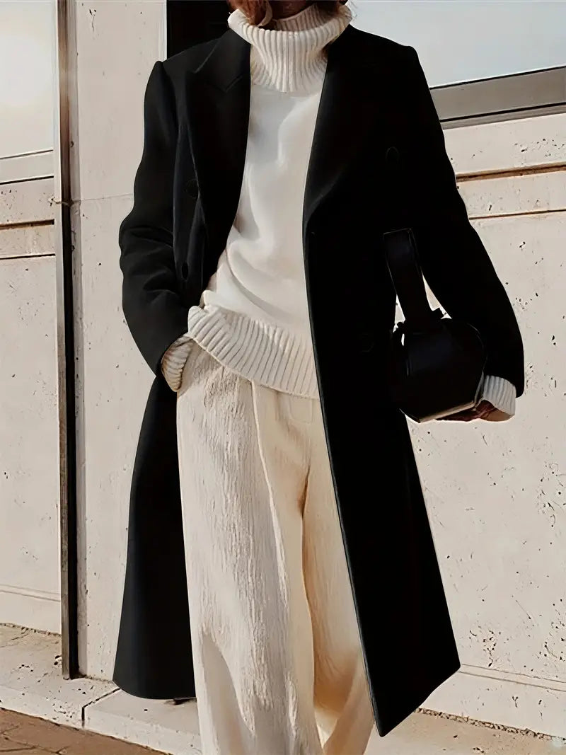 "Lange dames trenchcoat in zacht kasjmier, elegante snit, tijdloze en luxe uitstraling, perfect voor elke gelegenheid."