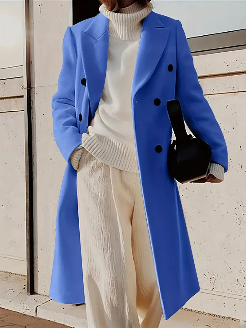 "Lange dames trenchcoat in zacht kasjmier, elegante snit, tijdloze en luxe uitstraling, perfect voor elke gelegenheid."