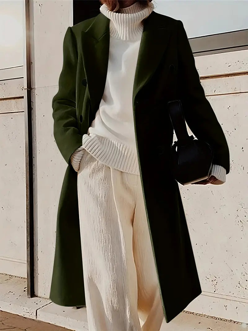 "Lange dames trenchcoat in zacht kasjmier, elegante snit, tijdloze en luxe uitstraling, perfect voor elke gelegenheid."