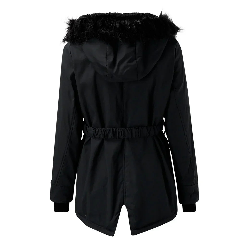 Lange dames winterjas met capuchon, gewatteerde stof en stevige rits, voor stijlvolle warmte en bescherming in de winter.