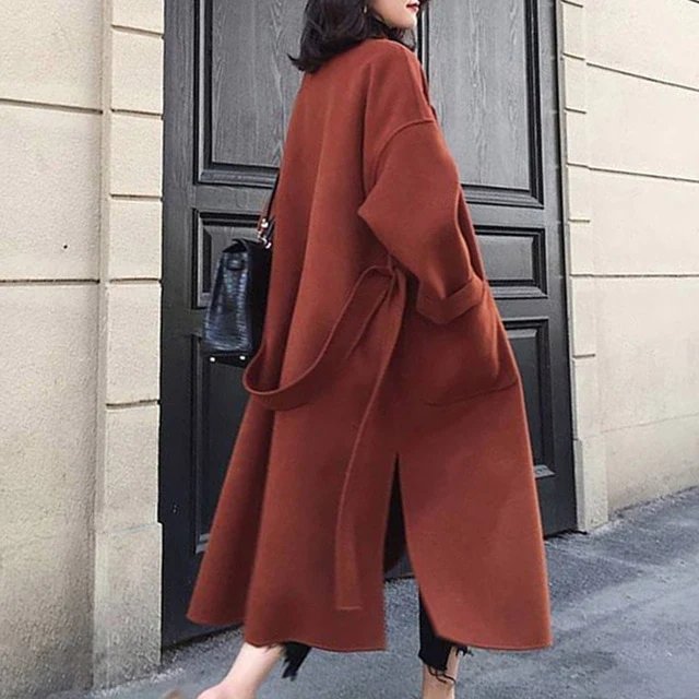 Lange dameskasjmieren trenchcoat, tijdloos elegant ontwerp, fijn geweven stof, luxe uitstraling, veelzijdig en chic.