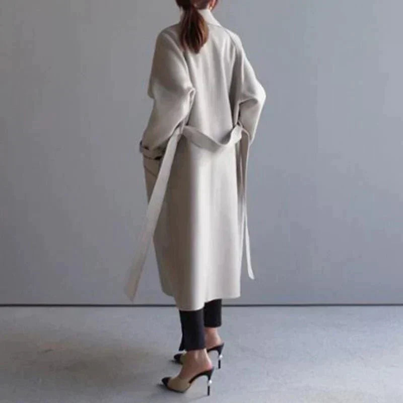 Lange dameskasjmieren trenchcoat, tijdloos elegant ontwerp, fijn geweven stof, luxe uitstraling, veelzijdig en chic.
