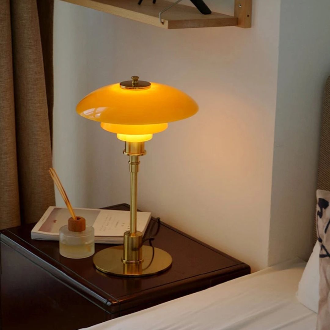 "Lena Scandinavische tafellamp van glas met LED, moderne stijl, strak ontwerp, elegant en veelzijdig voor elk interieur."