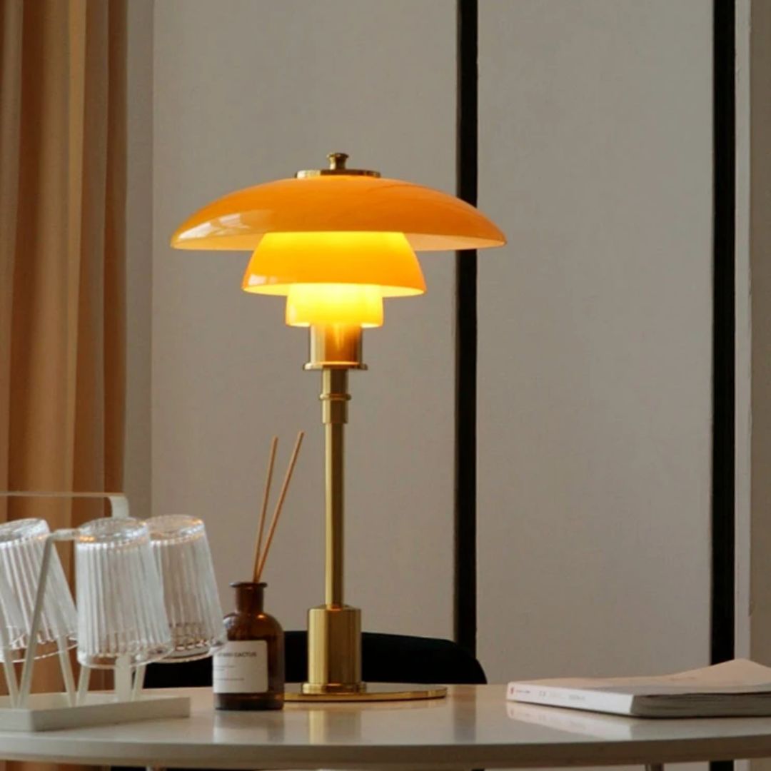 "Lena Scandinavische tafellamp van glas met LED, moderne stijl, strak ontwerp, elegant en veelzijdig voor elk interieur."